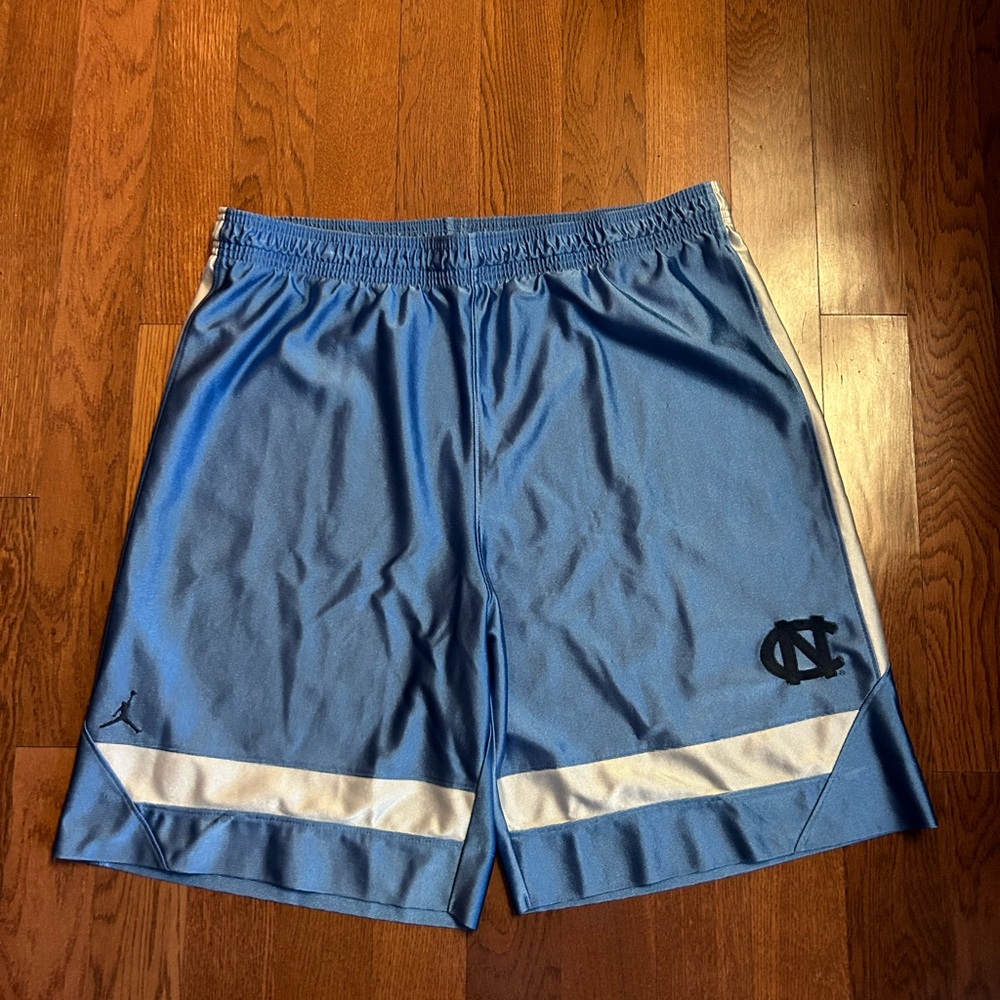 North Carolina Tar Heels - Vintage Michael Jordan shorts. Size large